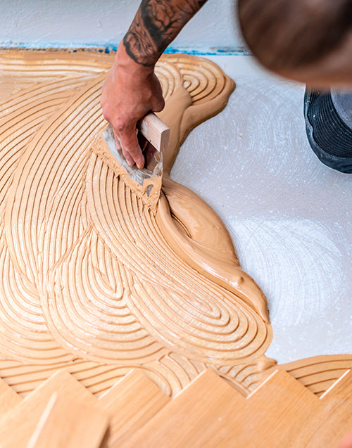 Helliming av fiskebensparkett - lim og tannsparkel - Gulvhandelen